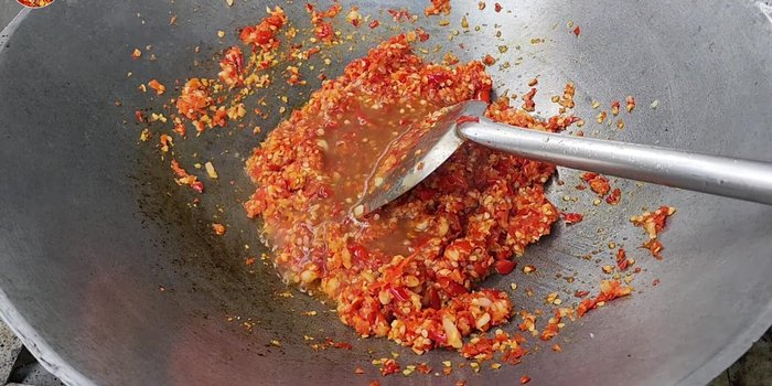 Add tamarind paste, palm sugar, chili sauce, water, fish sauce, oyster sauce, sugar, and salt. Simmer until thickened.