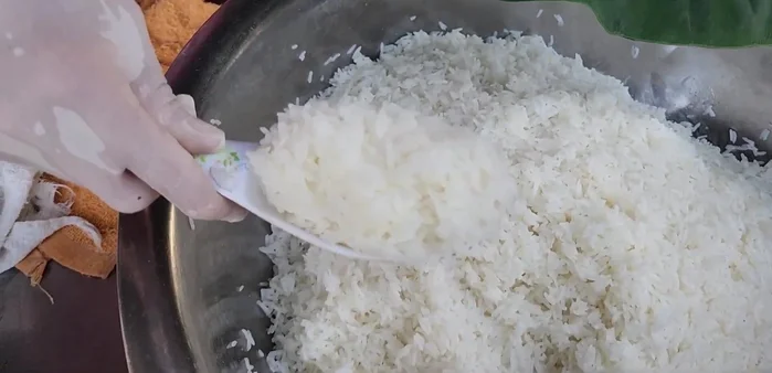 Scoop the mixture into prepared taro (or banana) leaves.