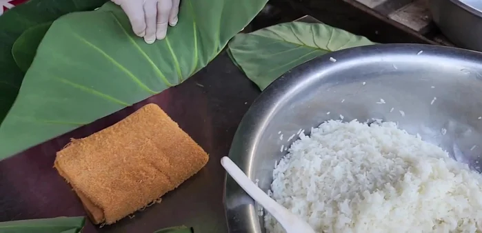 Wrap the Khao Mak tightly.