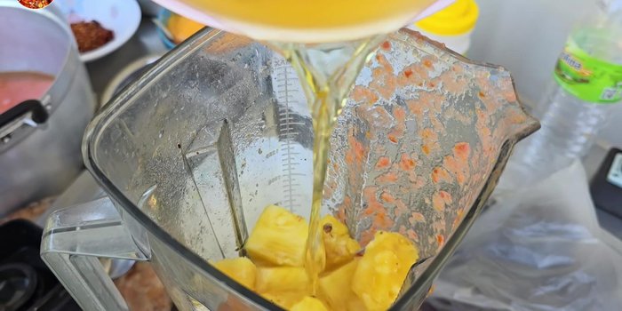 Add pineapple (300 grams) to the sauce for texture and flavor. [119.039]