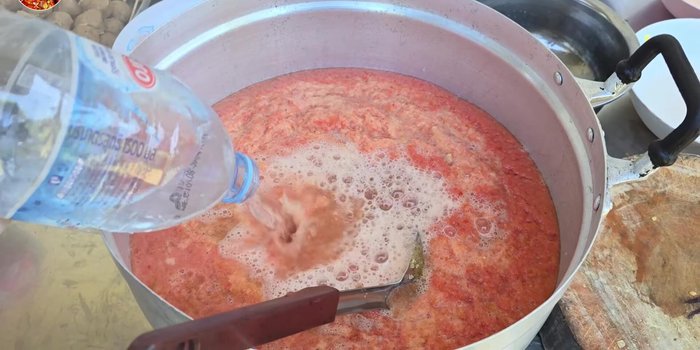 Add approximately 1.5 liters of water to the pot. [155.68]