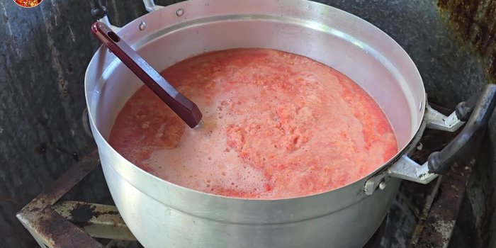 Simmer the sauce over medium heat until it thickens. [161.04]