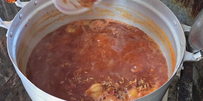 Add the fried shallots and blended chili peppers. [173.56]