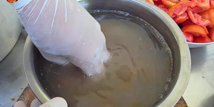 Prepare the tamarind juice: Soak 150 grams of tamarind pulp in 750 grams of water (ratio 1:5). Let it soak. [50.44]