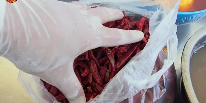 Roast the dried chili peppers (80 grams). [52.039]