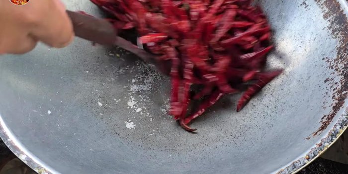 Fry the shallots. [55.92]