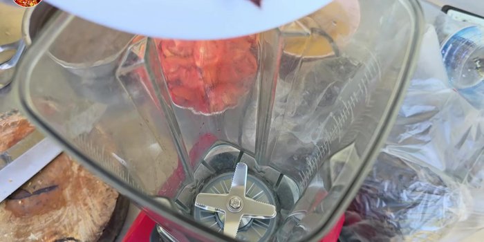 Grind half of the roasted chili peppers in a blender. [78.2]