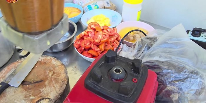 Blend the soaked tamarind pulp to create concentrated tamarind juice (approximately 900 grams). [92.159]