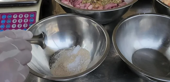 Marinate the pork: Add pork belly powder, salt, oyster sauce, green-capped sauce, coconut sugar, black bean sauce, water, and baking soda. Mix well.