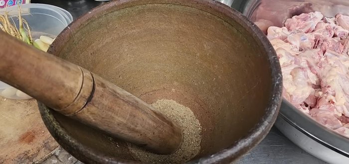 Prepare the marinade: Combine chili, curry paste, lemongrass, garlic, coriander roots, palm sugar, white vinegar, oyster sauce, fish sauce, chicken seasoning powder, granulated sugar, salt, evaporated milk, and vegetable oil. Add food coloring if desired.