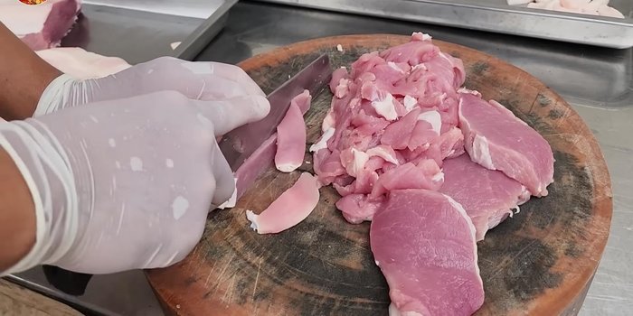 Prepare the filling: Once the intestines are boiled, cut and marinate them. The marinade includes garlic, coriander root, pepper, salt, tamarind seeds, pork seasoning, sugar, powdered seasoning, green-capped seasoning sauce, white soy sauce, water, palm sugar, and fresh milk. Marinate for 2 hours.