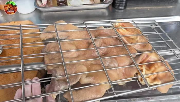 Grill or roast the pig mask over high heat. (Using bamboo slices for grilling is also an option).