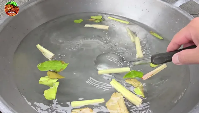 Boil the pig mask with lemongrass and makwa leaves. (Optional: Boiling before grilling makes the skin softer and easier to eat).