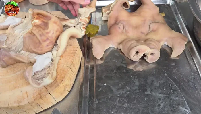 Let the boiled pig mask cool down.