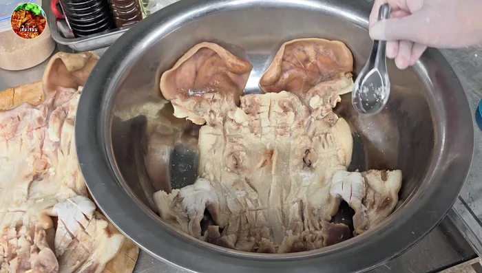 Prepare the marinade: Mix salt, sugar, pork seasoning powder, garlic, pepper, garlic powder (optional), and green sauce.