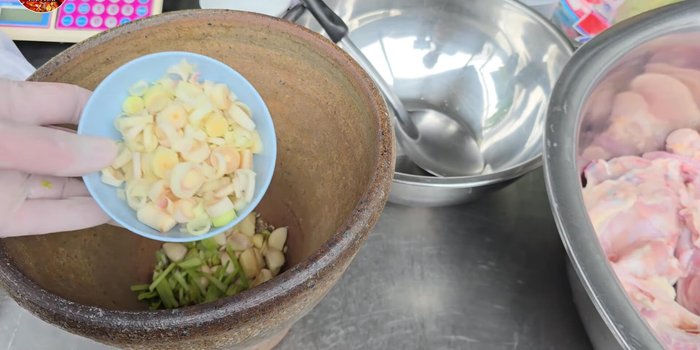 Add lemongrass, palm sugar, oyster sauce, white sauce, chicken seasoning powder, granulated sugar, salt, and sweetened condensed milk to the pounded mixture.