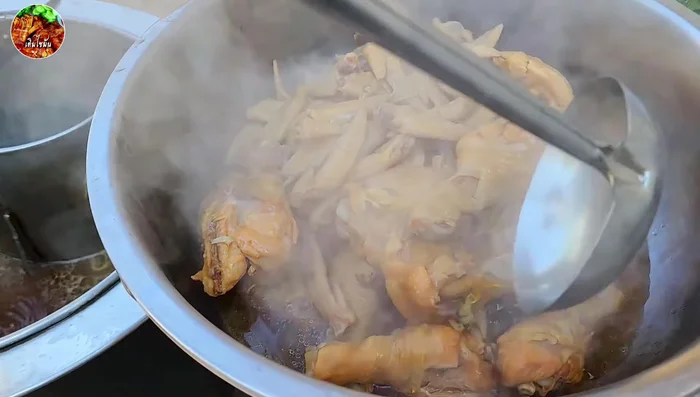 Assemble the noodles: Add noodles, vegetables, chicken, and broth to bowls.