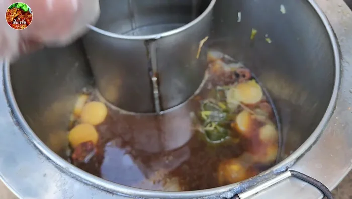 Prepare vegetables: Blanch morning glory and bean sprouts.