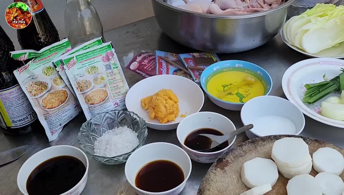 Add 1/3 pot of water, chicken, ginger, galangal, onion, pandan leaves and lettuce leaves to the pot.