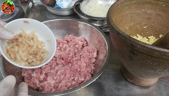 Add the pork rind: Add about 60 grams of boiled pork rind.