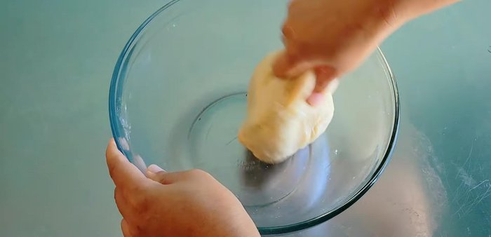 Rest the dough: Add 1 tablespoon of vegetable oil to the dough, mix well, place in a container, cover with plastic wrap, and let it rest for about 1 hour. (110.84)