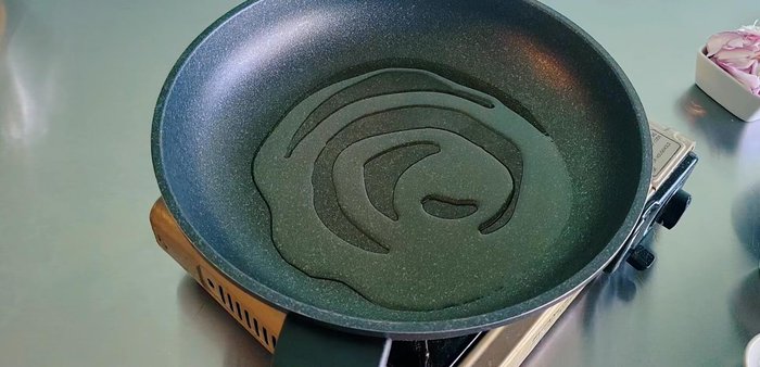 Sauté shallots: Heat oil in a pan, add shallots, and sauté until softened and translucent. (175.8)