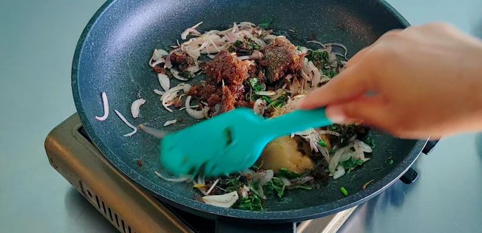 Add tuna and peanuts: Add ground peanuts and tuna to the filling. Stir-fry until heated through and the ingredients are well combined. If it's too dry, add a little water. (220.84)
