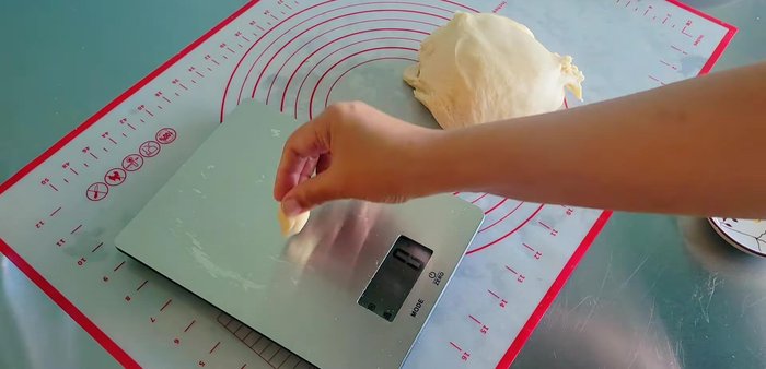 Prepare the dough: Divide the rested dough into 7-gram pieces. (323.44)