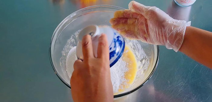 Add glutinous rice flour (16 tablespoons/130 grams) and tapioca flour (5 tablespoons/50 grams). Mix thoroughly using your hands.