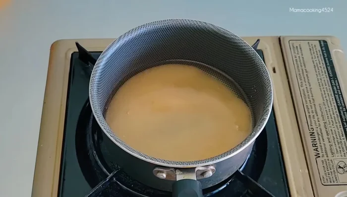Make the dipping sauce: Combine sugar, orange juice, sweet soy sauce, water, and salt in a pan (202.799). Simmer over medium heat until boiling (224.239). Add red chili peppers and simmer for another 1-2 minutes (234.84).