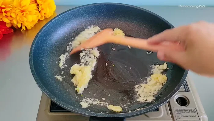 Prepare the filling: Stir-fry garlic until fragrant (87.439). Add sweet pickled turnip and stir-fry (105.399). Add bean sprouts and dried shrimp, stir-fry until bean sprouts are wilted (134.319). Add tofu and stir-fry until well combined (164.36). Set aside to cool (178.84).