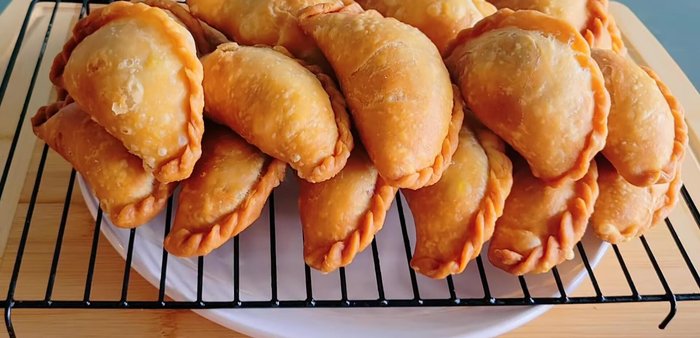 Prepare the chicken filling: Boil chicken until cooked. Add onions and stir-fry. Add potatoes, sugar, curry powder, pepper, and salt. Stir-fry until well combined and thickened.