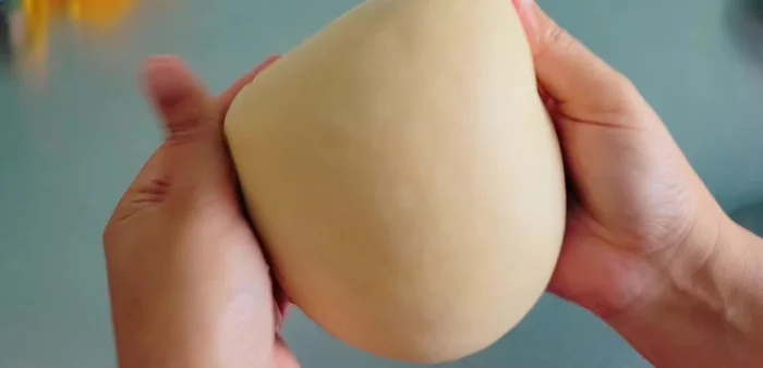 Divide and shape the dough: Divide the dough into 20 equal pieces (approx. 34-35g). Roll each piece into a circle. Add a spoonful of filling to the center.