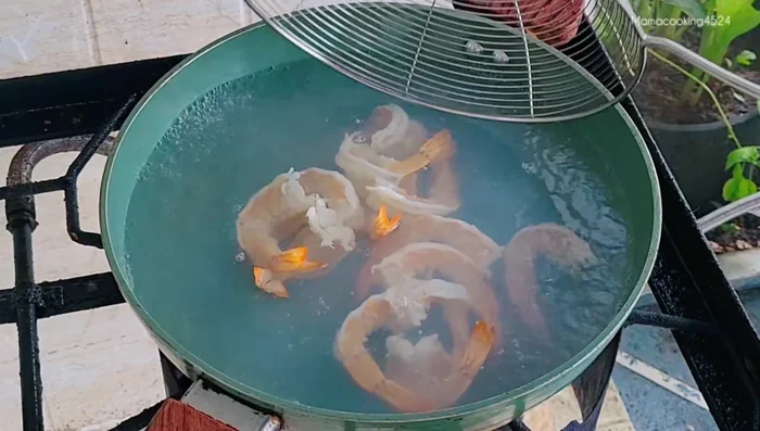 Boil water and blanch shrimp for 1-2 minutes. Set aside to drain.