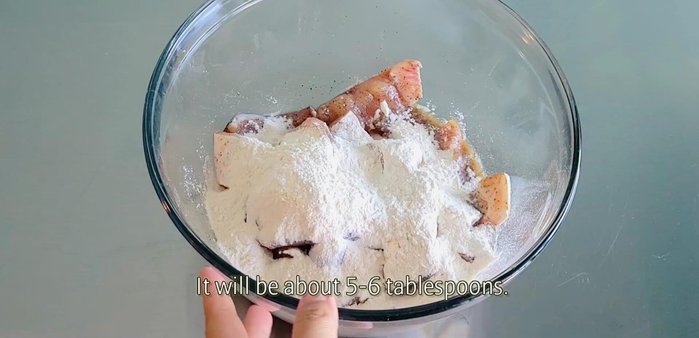Add flour and a little water to the fish mixture, mix well.