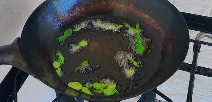Heat oil in a pan. Add kaffir lime leaves to reduce fishy smell.