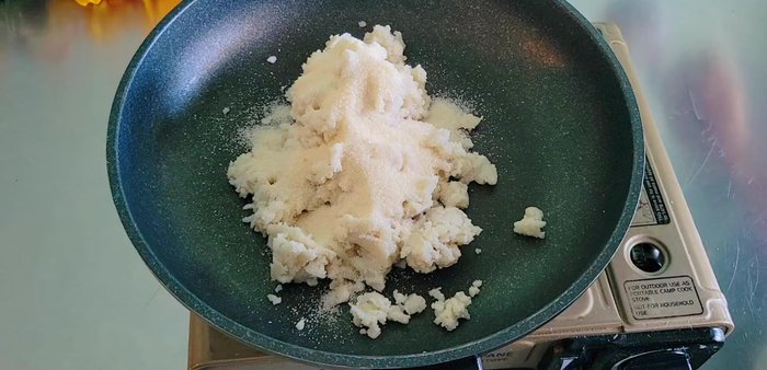 In a pan, combine mashed taro, sugar, salt, and coconut milk. Stir-fry over medium-low heat until thickened (about 15 minutes). (100.079)