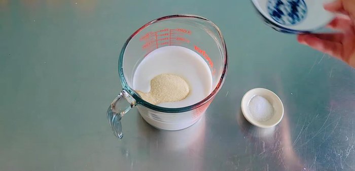 Prepare coconut milk mixture: Combine coconut milk, sugar, and salt; microwave for 30 seconds to melt sugar. (171.599)