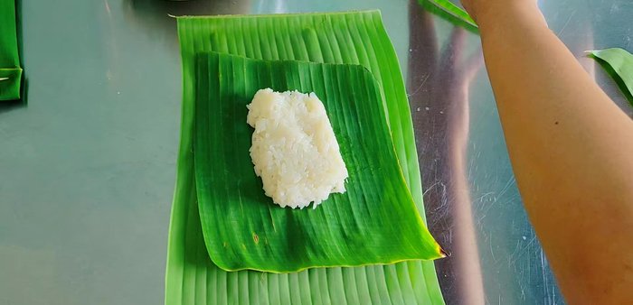 Wrap the banana leaves around the filling, tucking in the edges. Secure with toothpicks or skewers. (292.479)