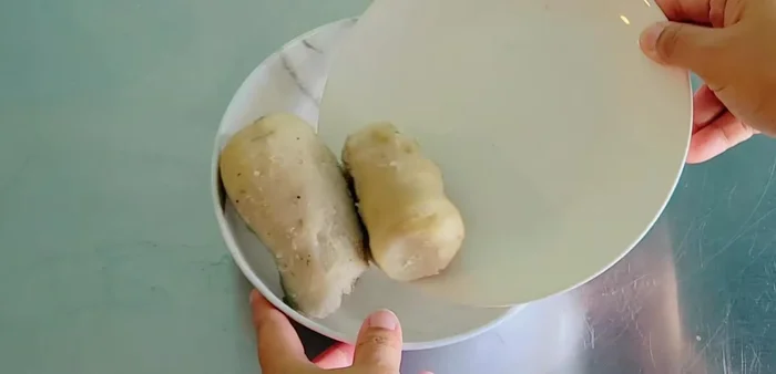 Steam taro until cooked through. (71.68)