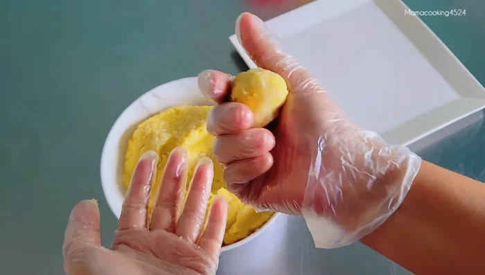 Divide the cooled filling into 20 equal portions and shape into balls.