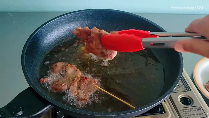 Fry the skewers over medium heat, turning frequently until cooked through.