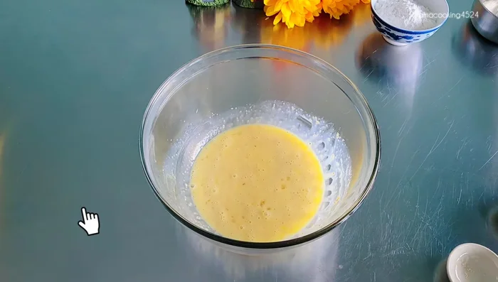 In a separate bowl, sift together 80 grams of cake flour and 200 grams of bread flour. Add 1/4 teaspoon of salt and mix.