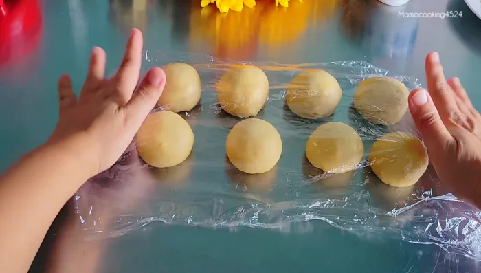 Cover the dough balls and let them rest for 15 minutes.