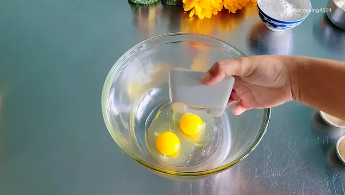 In a bowl, mix together 2 medium eggs and 3 tablespoons of sugar until well combined.