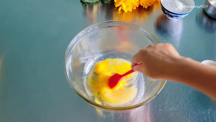 Add 60 grams of condensed milk and 1 teaspoon of vanilla extract. Mix well.
