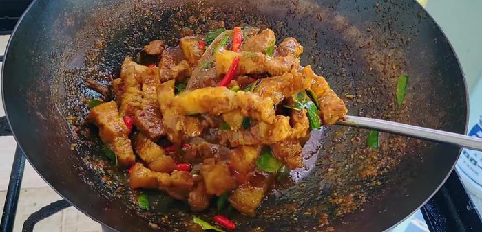 Before serving, add chili peppers and stir-fry.