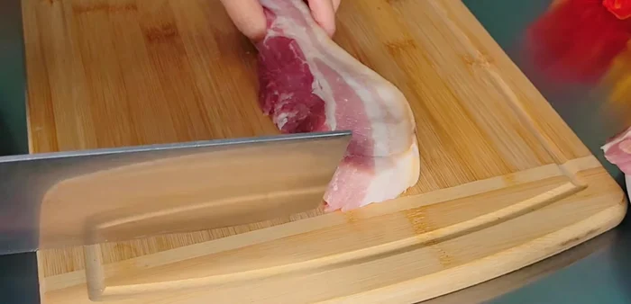 Prepare pork belly, cut into bite-sized pieces.