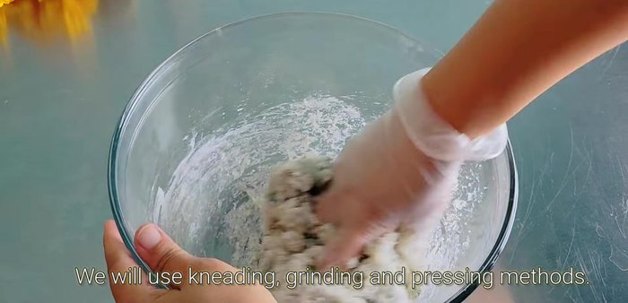 Massage the shrimp mixture using a grinding and patting method for about 5 minutes until sticky.