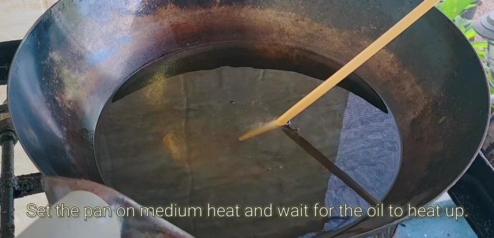 Heat a pan with vegetable oil. Do not overheat the oil.